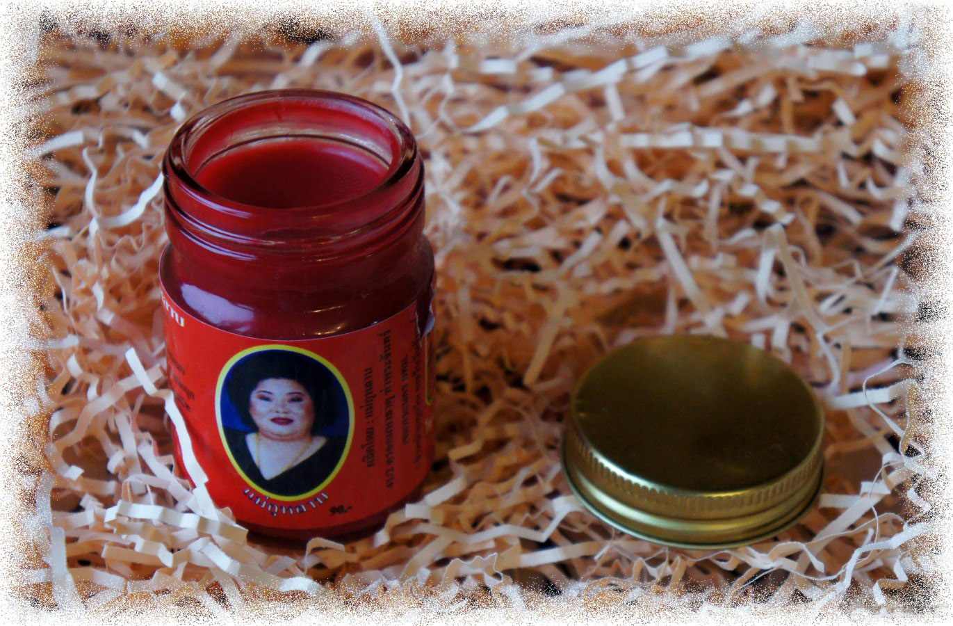 Перцовый красный бальзам из Тайланда Кулаб. Тайский красный бальзам для тела с перцем чили Кулаб Hamar Osoth Red Balm Kulub 50 гр.